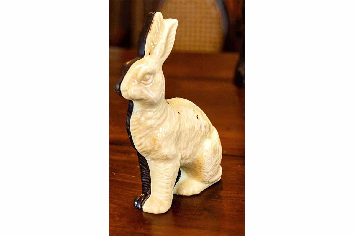 Repostería Mi Bohío Finca La Pinta - Small solid sitting white and  bittersweet chocolate bunny (400 g) - Delivery Service