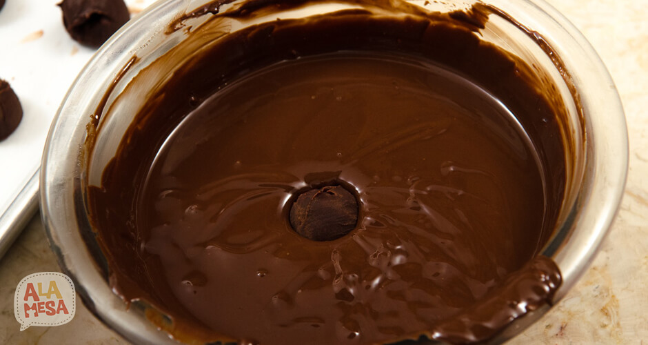 Dejar caer una trufa dentro de este chocolate que colocarás en un recipiente de cristal.